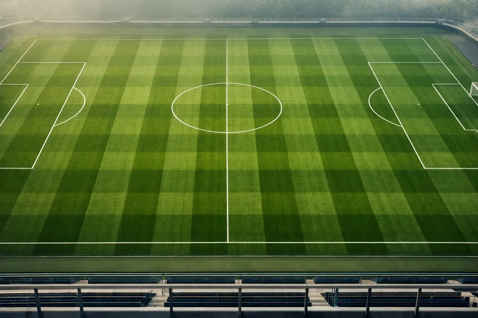 Campo da calcio con erba curata visto dall'alto